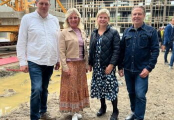 Altiden Fribo Greve rejsegilde fire personer udenfor